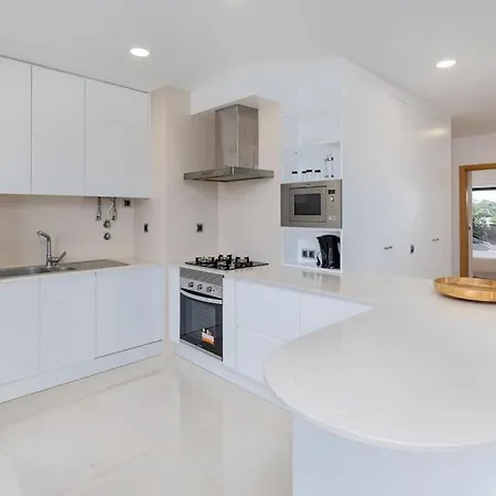 Luxury Sea View, Swimming Pool & Tennis Apartment *